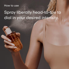 PHLUR Caramel Skin: spray en uso que perfuma piel y cabello.
