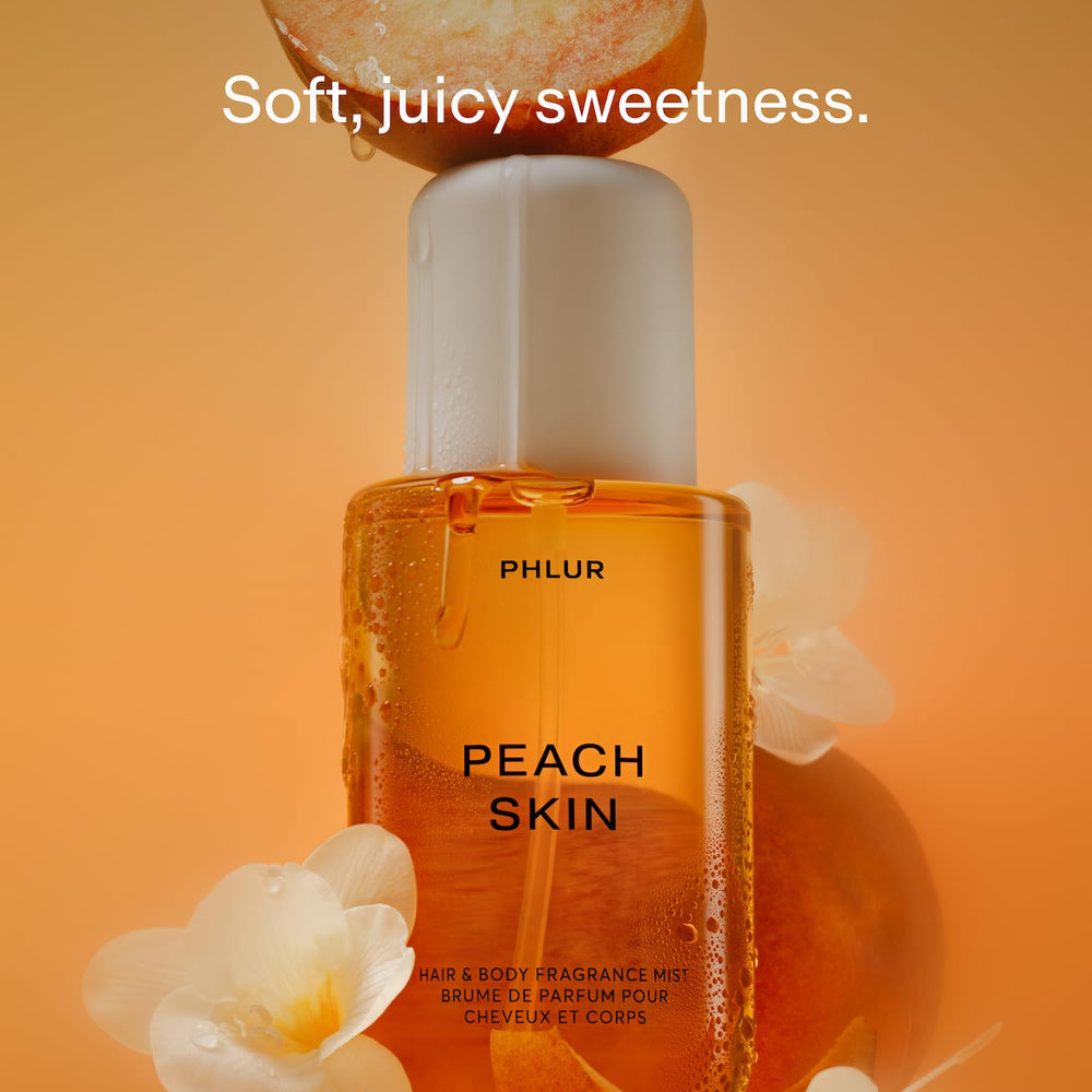 Aplicación suave de PHLUR Peach Skin Body Mist con atomizador para rociado ligero.