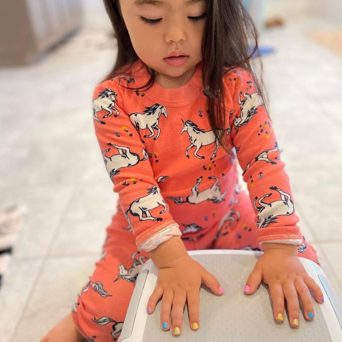 Piggy Paint Bae-Bee Bliss, color amarillo vivo listo para vestir uñas.