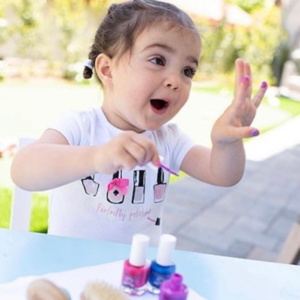Acabado brillante y resistente para uñas infantiles.