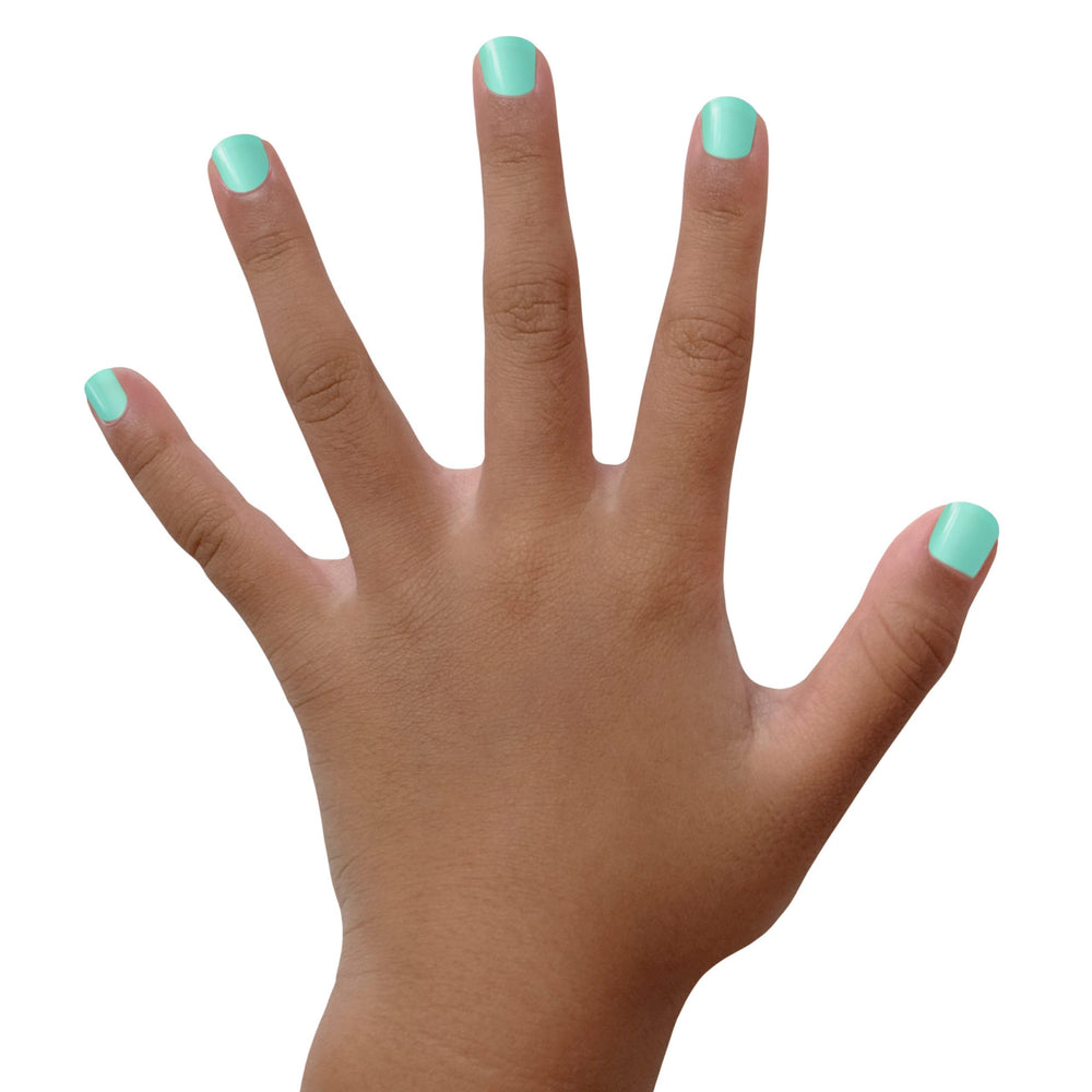 Aplicación suave por una niña, mostrando uso seguro para manos pequeñas.