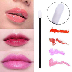 Brocha labial Pimoys con mango negro para uso diario cómodo.