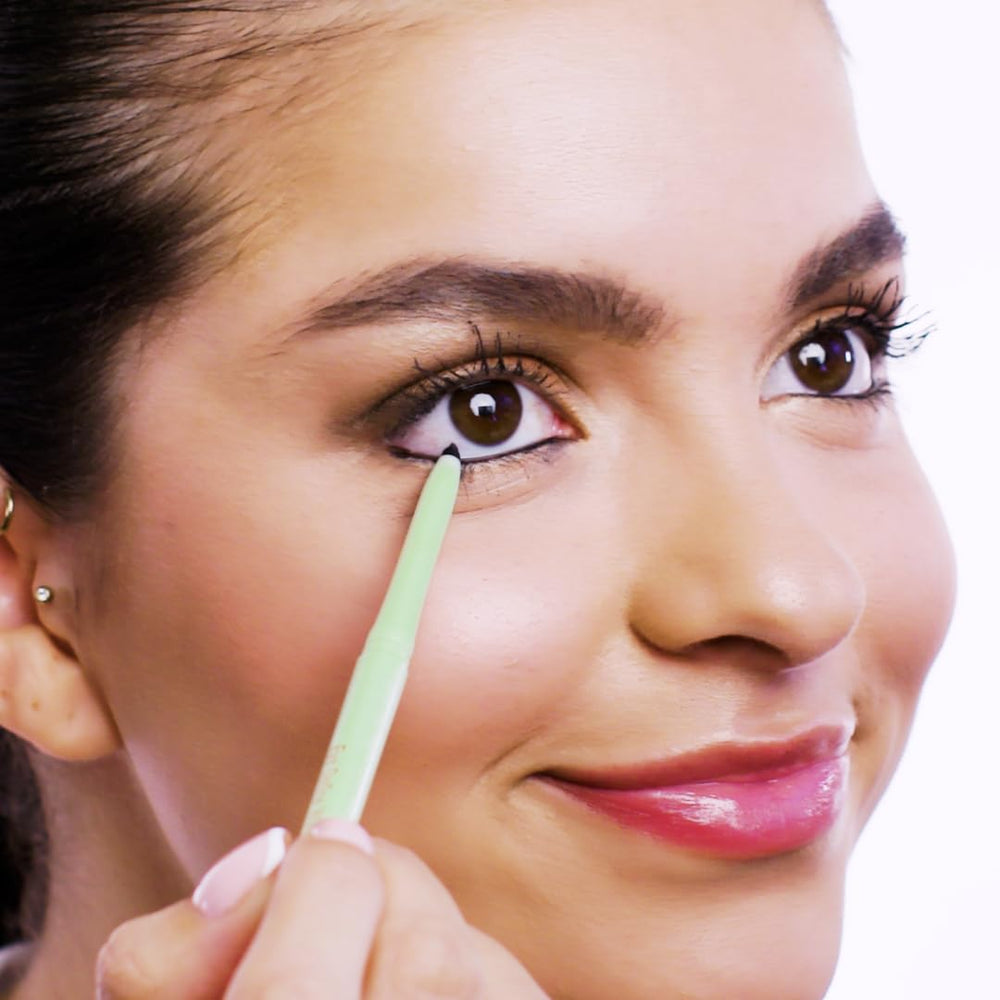 Pixi Eye Define Waterline contiene jojoba y cupuacu para nutrición suave de la piel.