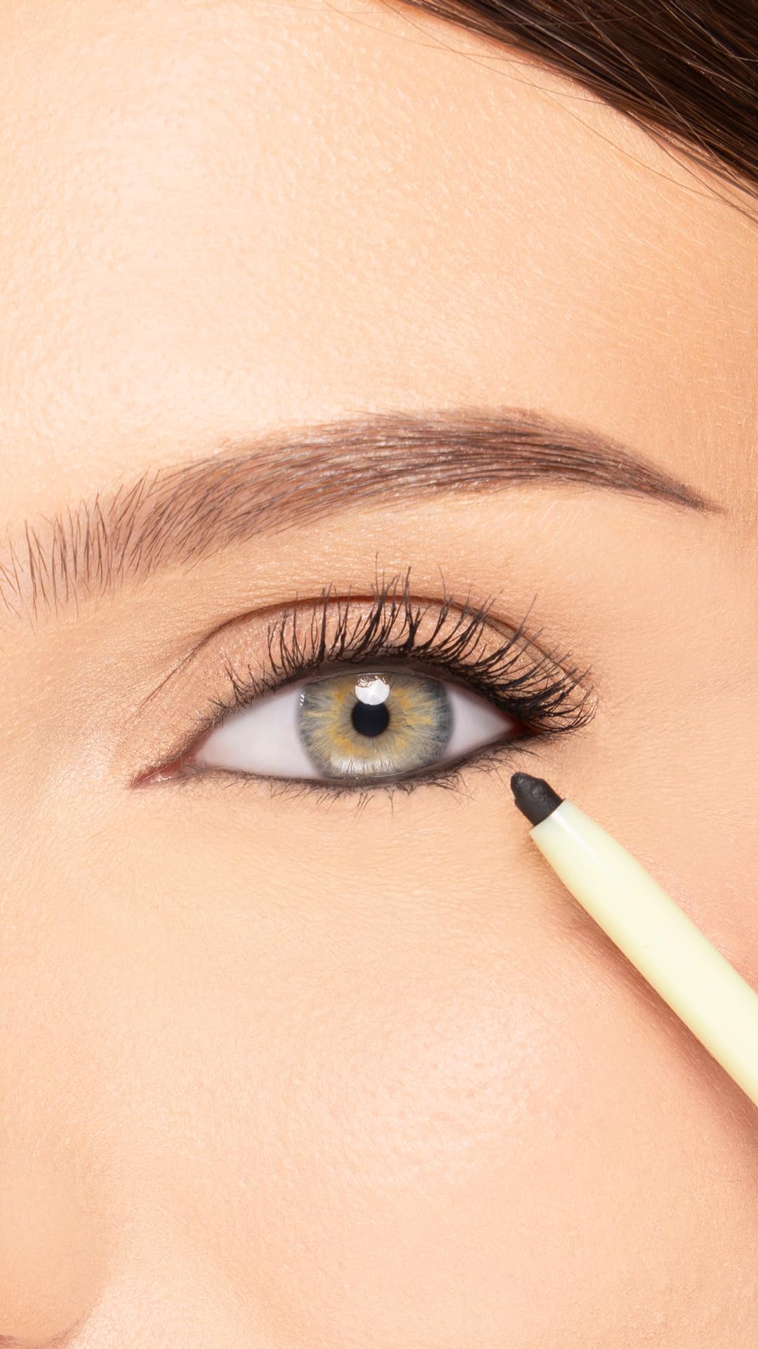 Pixi Eye Define Waterline ofrece trazo preciso para delinear la línea de agua sin esfuerzo.