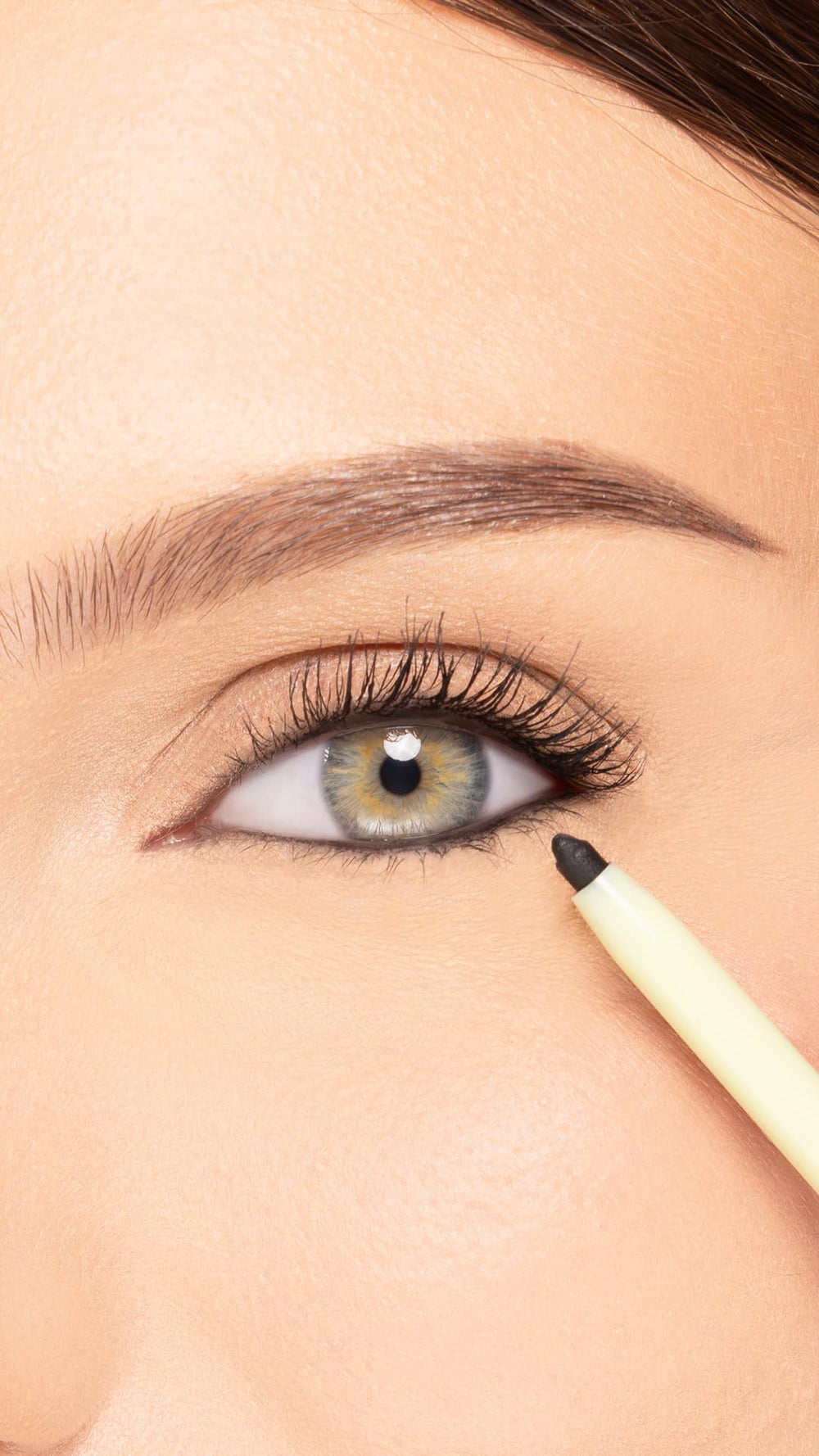 Pixi Eye Define Waterline ofrece trazo preciso para delinear la línea de agua sin esfuerzo.