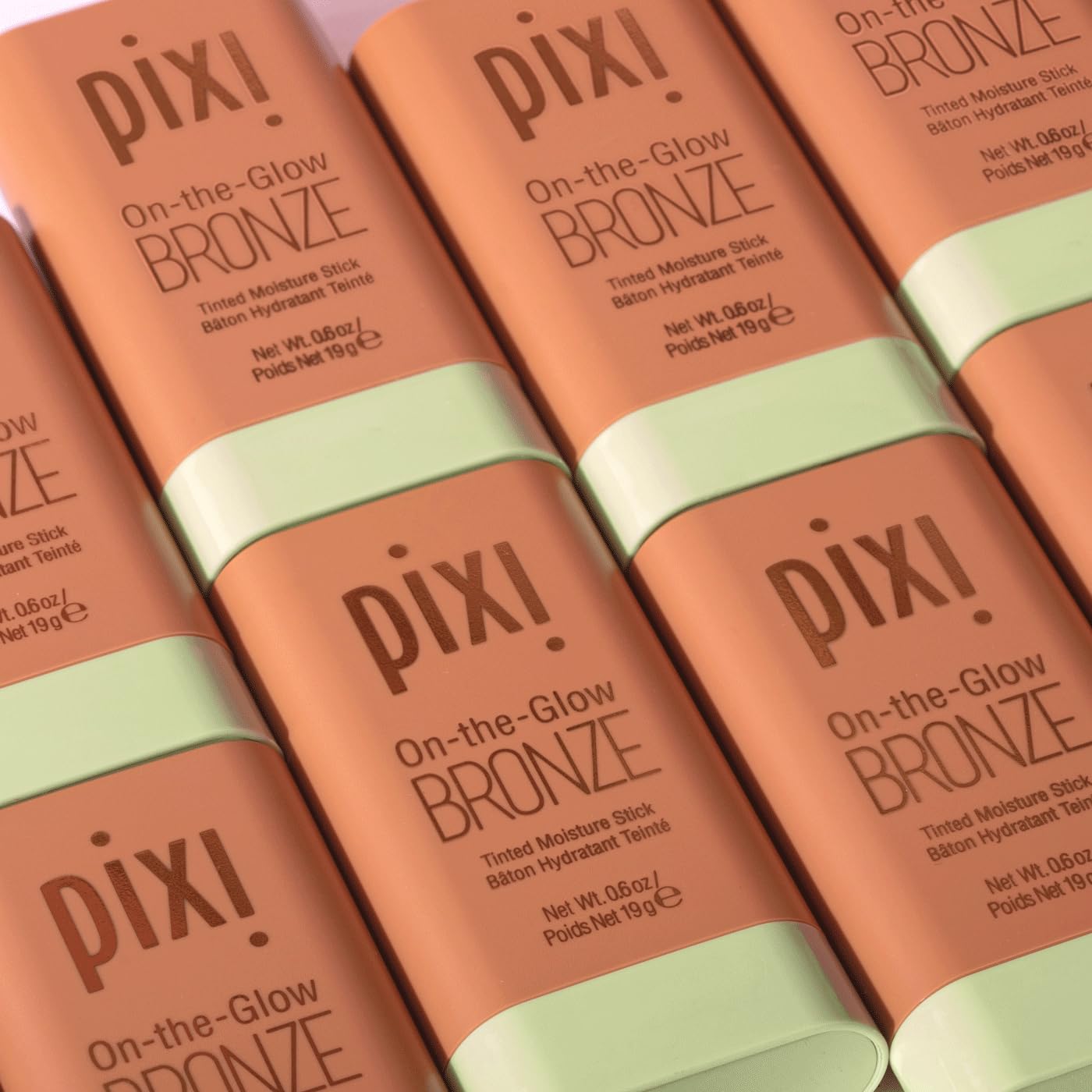Pixi On-the-Glow Bronze se mezcla fácilmente para look diario.