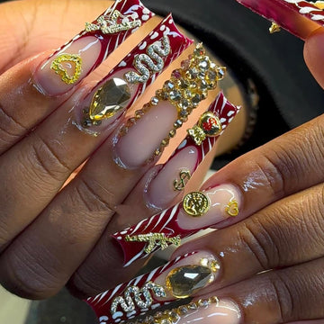 Pizadix dijes para uñas con pistolas, contraste audaz para estilo urbano.