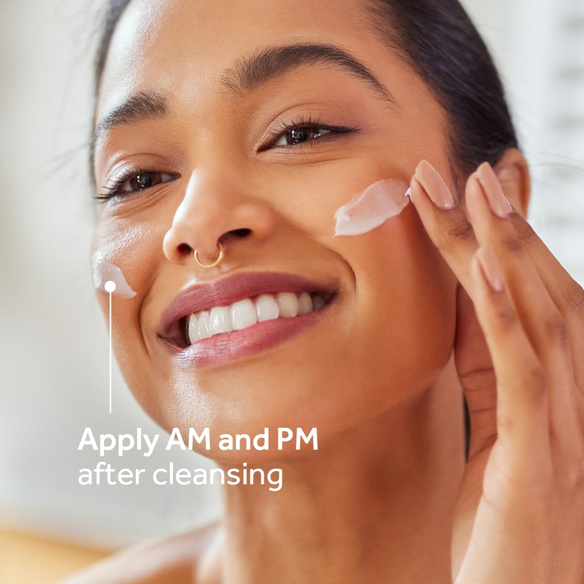 POND'S Aplicación suave para rostro con movimientos circulares.