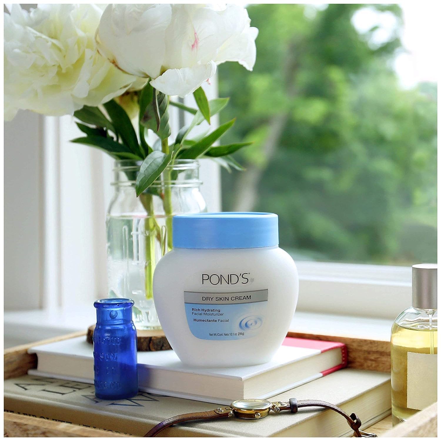 POND'S Crema de textura cremosa, muestra aplicación suave y rápida absorción