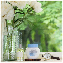 POND'S Crème visage sèche – application douce montrant texture crémeuse.