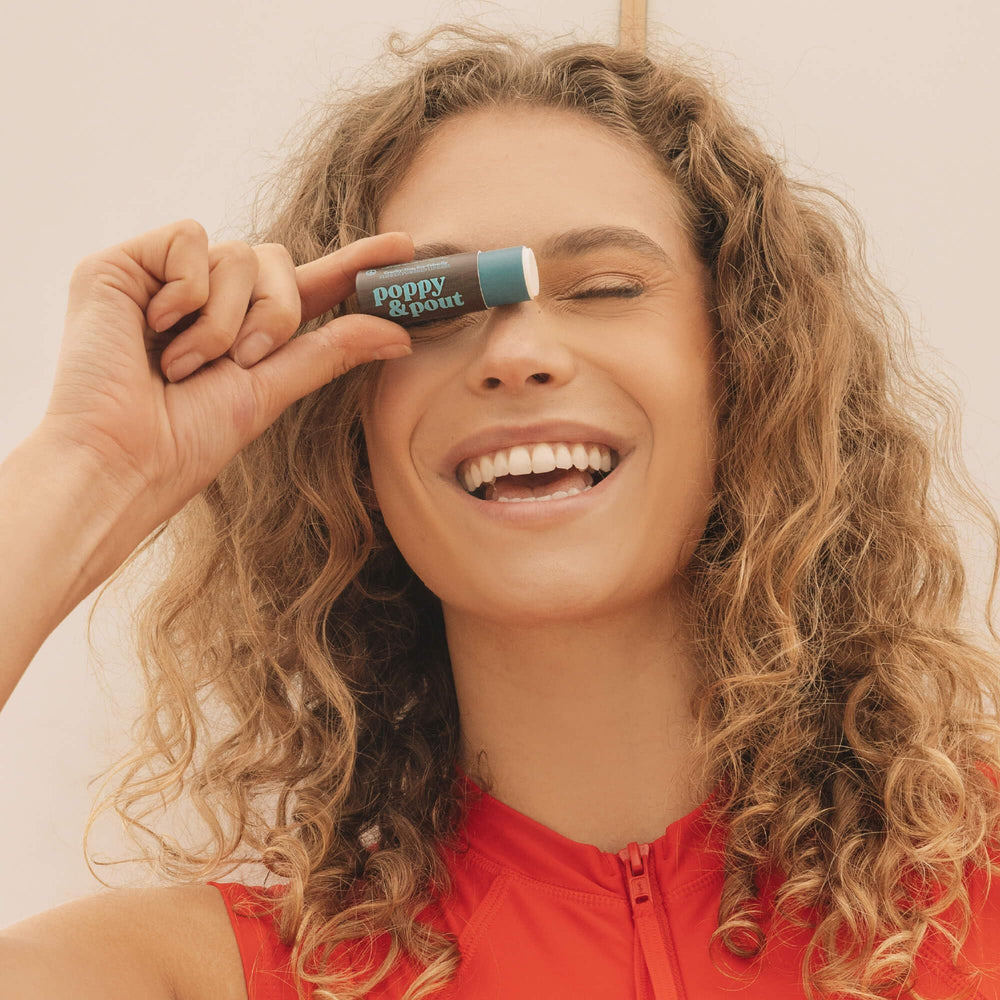 Cuidado labial de Poppy & Pout con hidratación duradera y aroma ligero