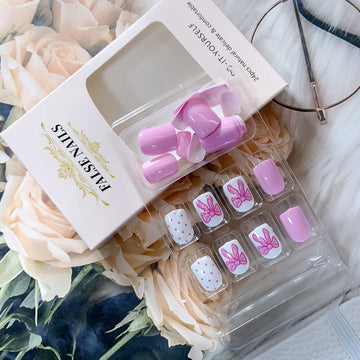 PowPop uñas postizas con patrón de corazón, acabado delicado para look romántico.