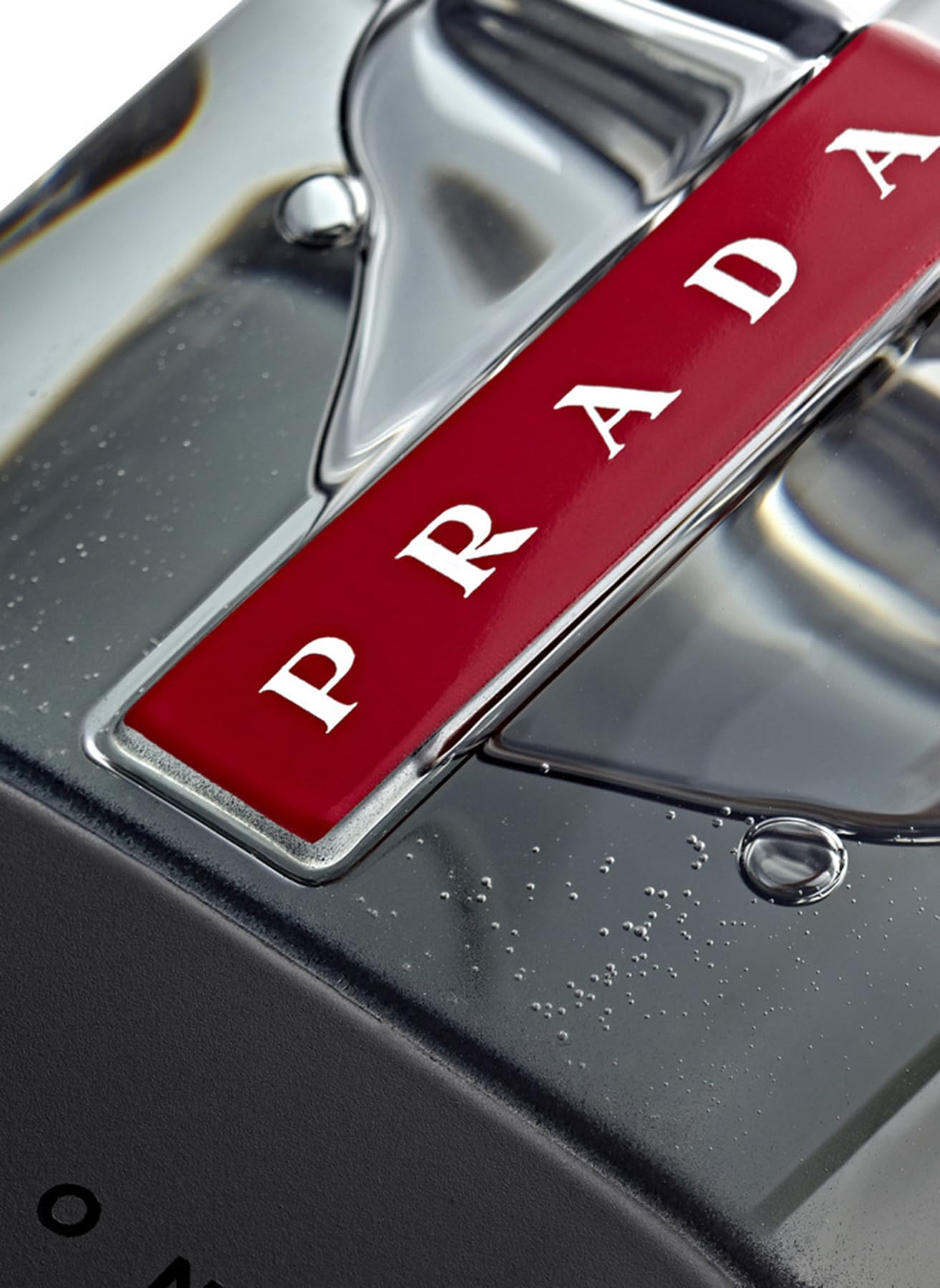 Prada Luna Rossa Carbon, caja de presentación, regalo sofisticado para ocasiones especiales.