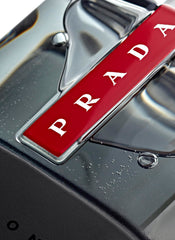 Prada Luna Rossa Carbon, caja de presentación, regalo sofisticado para ocasiones especiales.