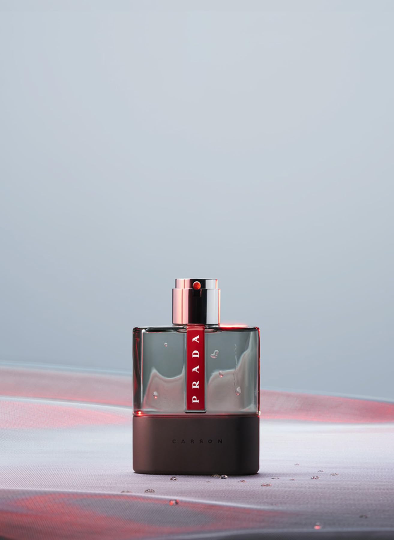 Prada Luna Rossa Carbon, etiqueta en frasco, reconocimiento de marca y aroma icónico.