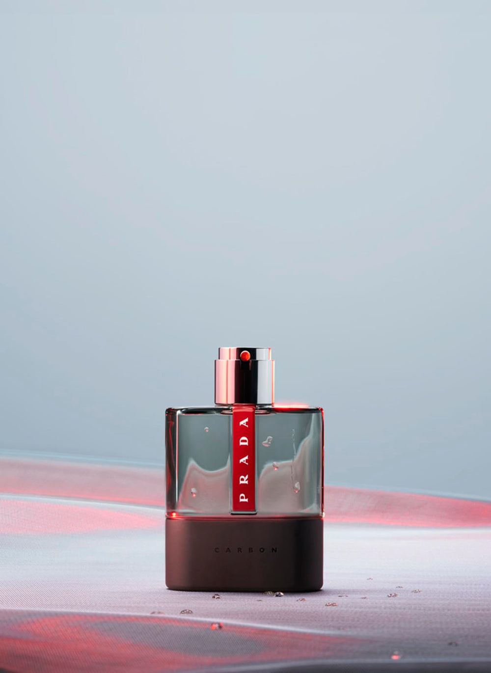 Prada Luna Rossa Carbon, etiqueta en frasco, reconocimiento de marca y aroma icónico.