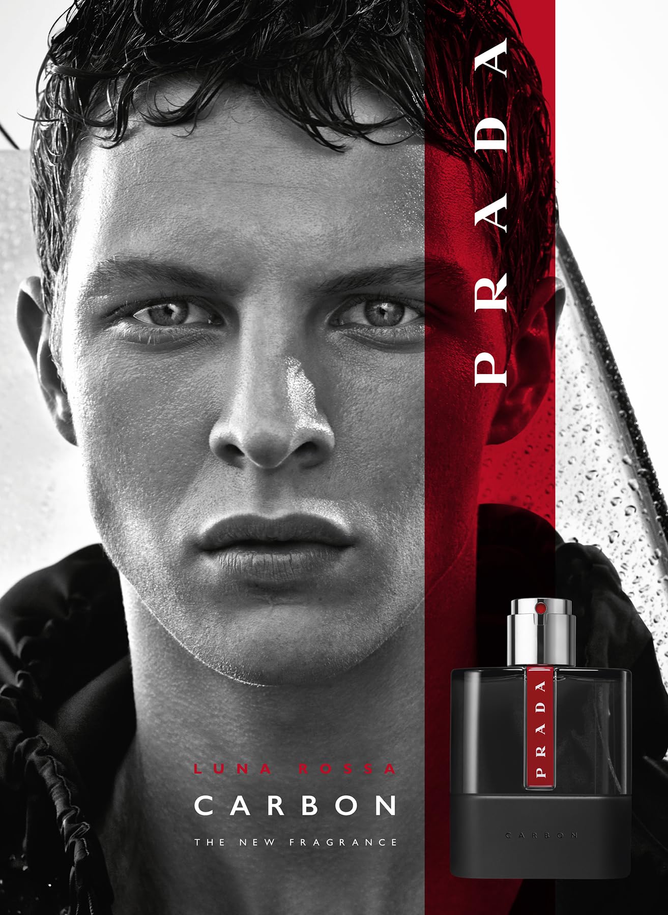 Prada Luna Rossa Carbon, mano sosteniendo frasco, experiencia de fragancia lista para salir.