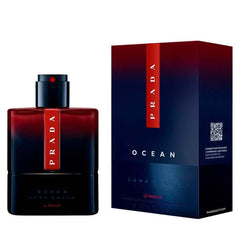 Prada Luna Rossa Ocean Le Parfum, aplicación en el pulso para aroma duradero.