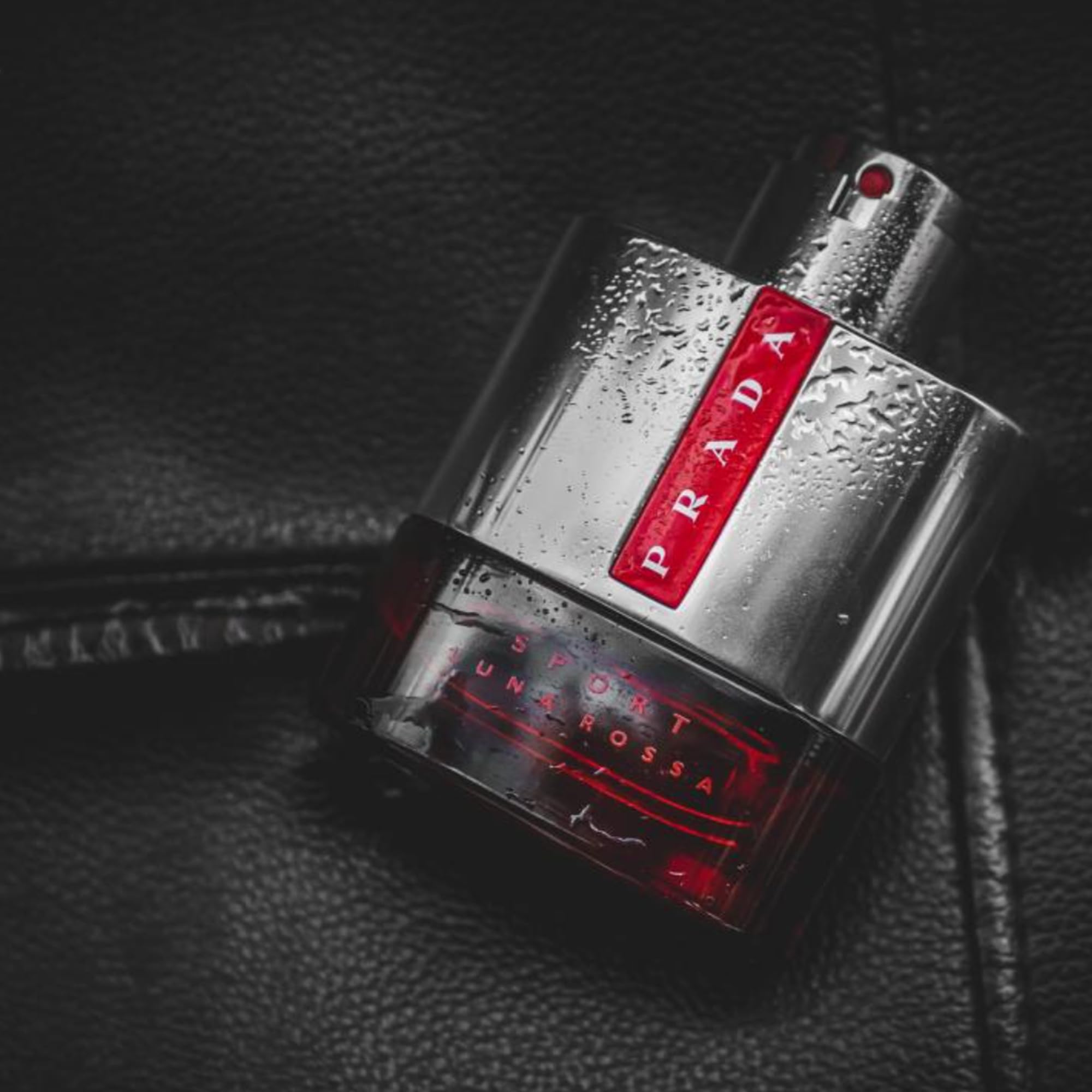 Prada Luna Rossa Sport, detalle de marca, experiencia fresca para momentos activos.
