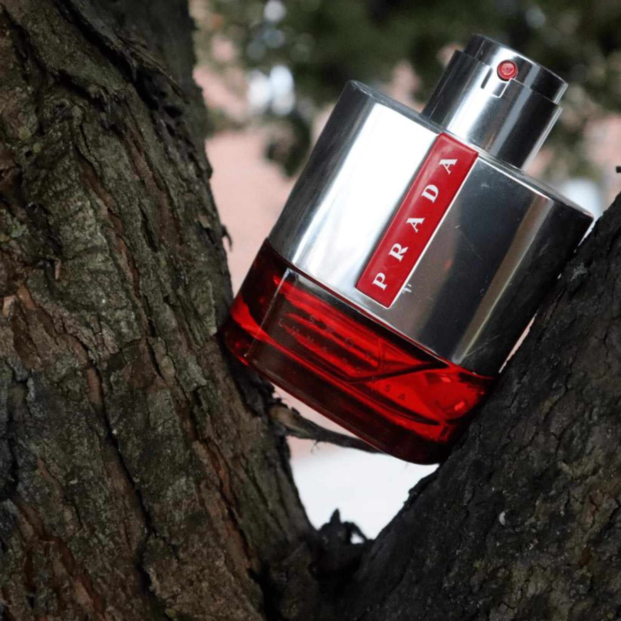 Prada Luna Rossa Sport, frasco perfil, diseño ergonómico para ajustar en la palma.