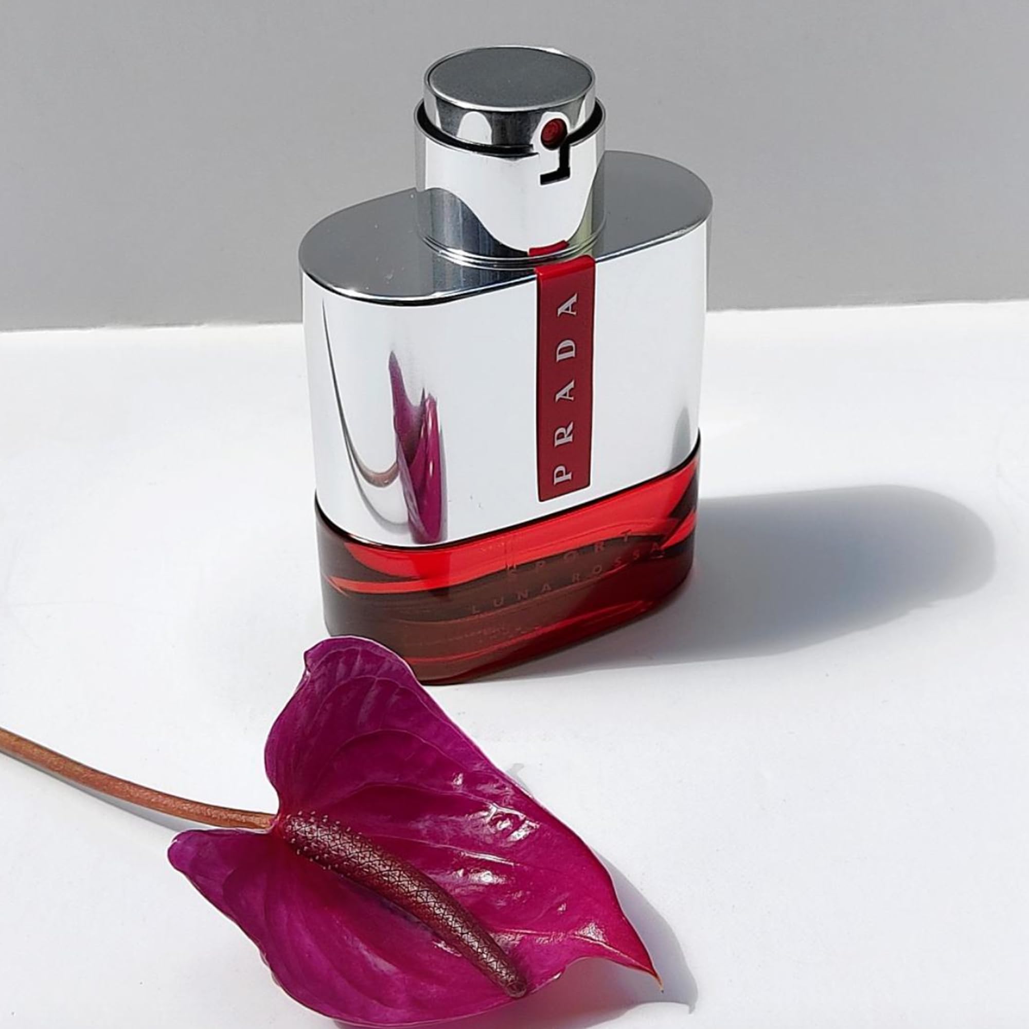 Prada Luna Rossa Sport, visual escena uso, su aroma acompaña ejercicios matutinos.