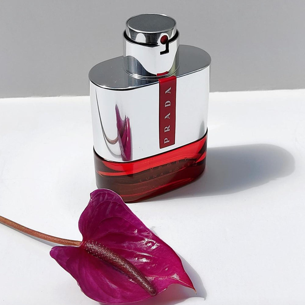 Prada Luna Rossa Sport, visual escena uso, su aroma acompaña ejercicios matutinos.