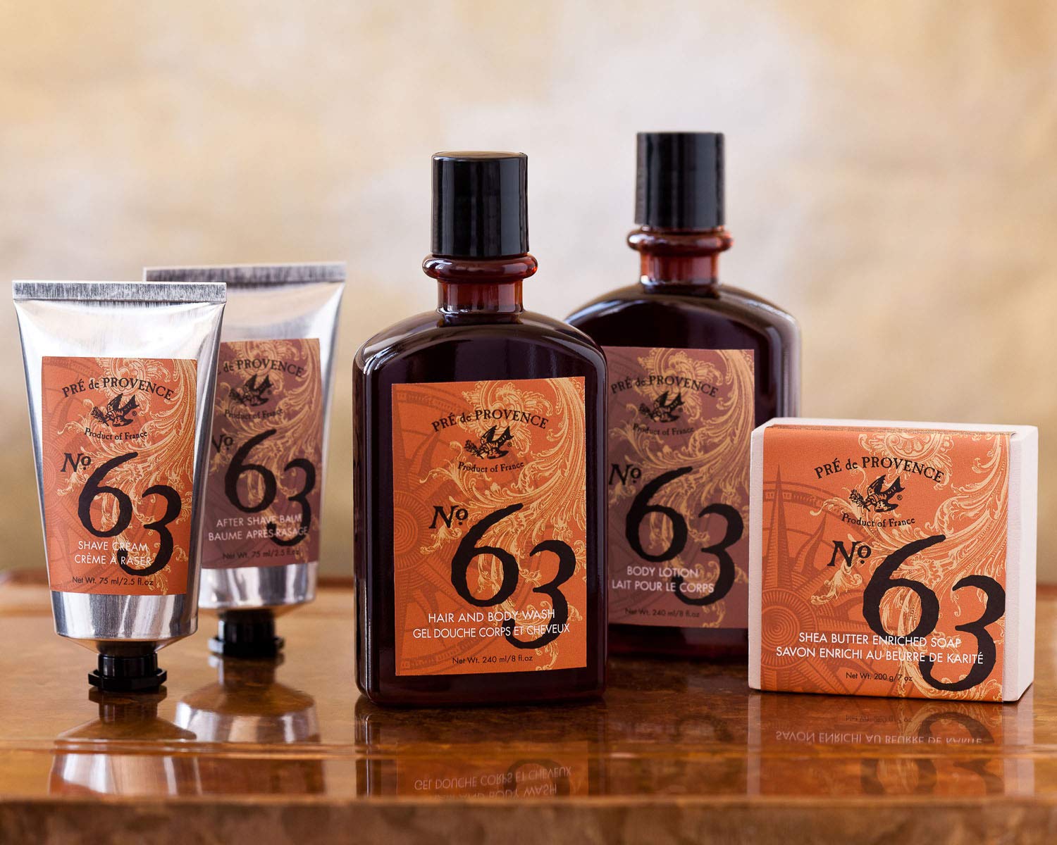 Notas de cuero y tabaco suaves en No.63, final elegante y amaderado.