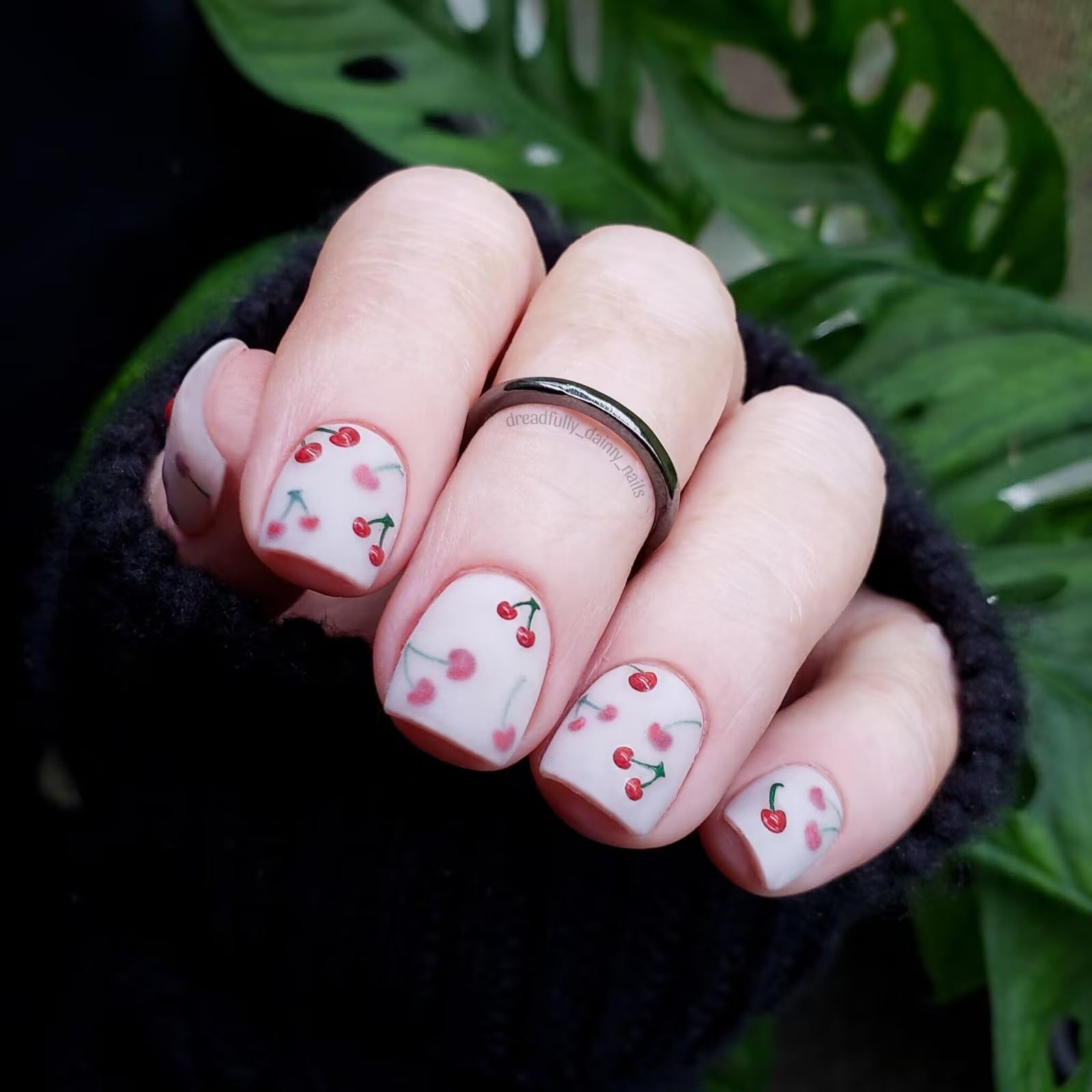 Pretty Diva acabado brillante con diseño de cereza en uñas.