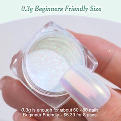 Aplicación rápida con polvo aurora iridiscente PrettyDiva para acabado luminoso en uñas.