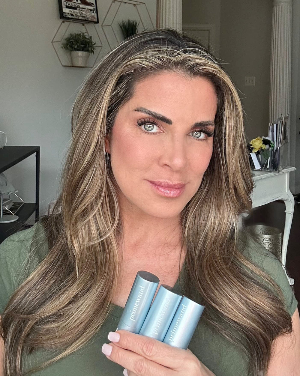 PrimeWand Nourish, aplicación en cuello y manos para hidratación discreta.