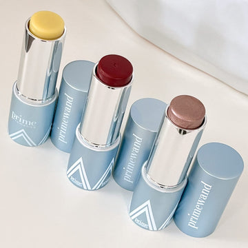 Prime Prometics PrimeWand Pearl en escote, brillos suaves para un acabado radiante.