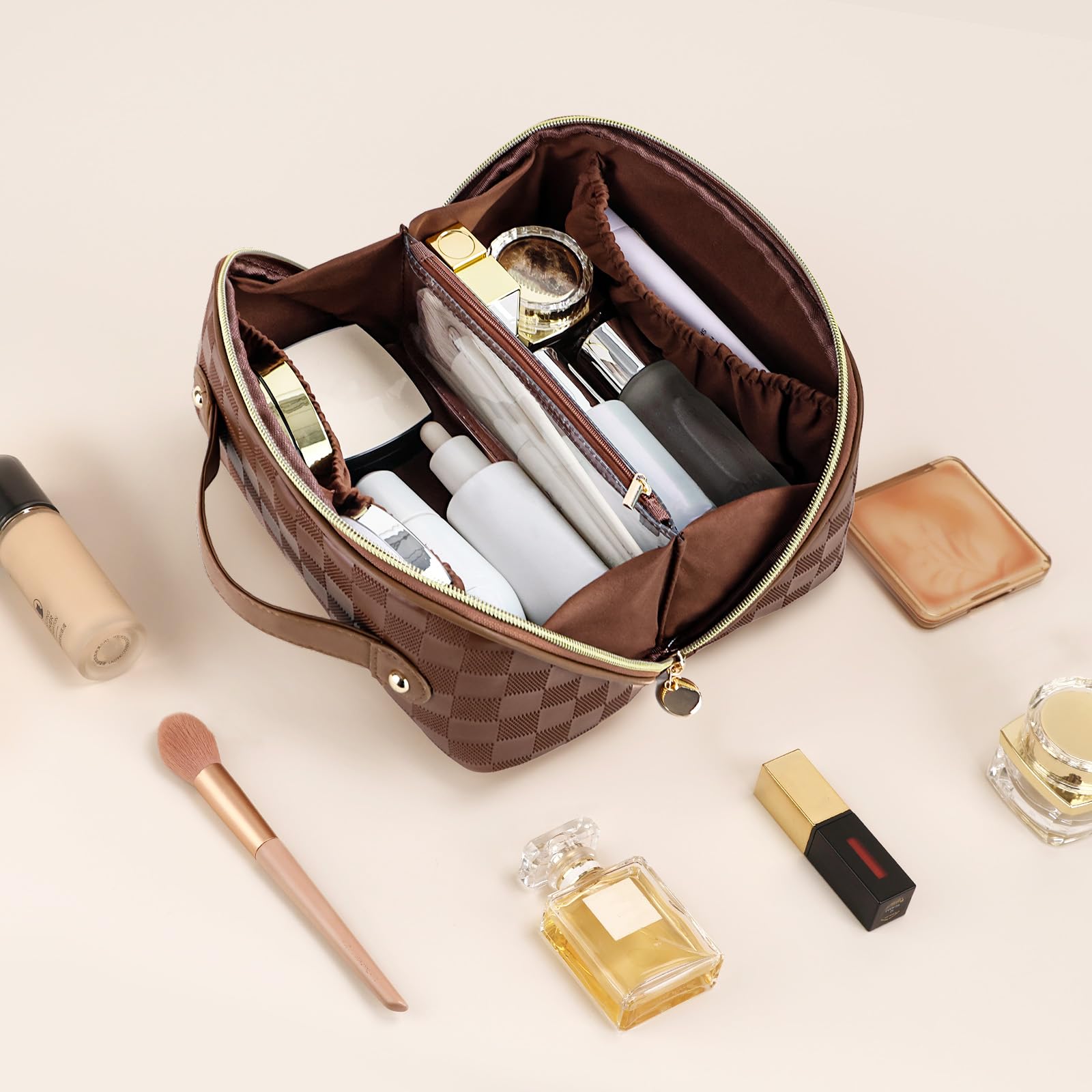 Prite bolso maquillaje a cuadros marrón, diseño moderno para estilo diario.