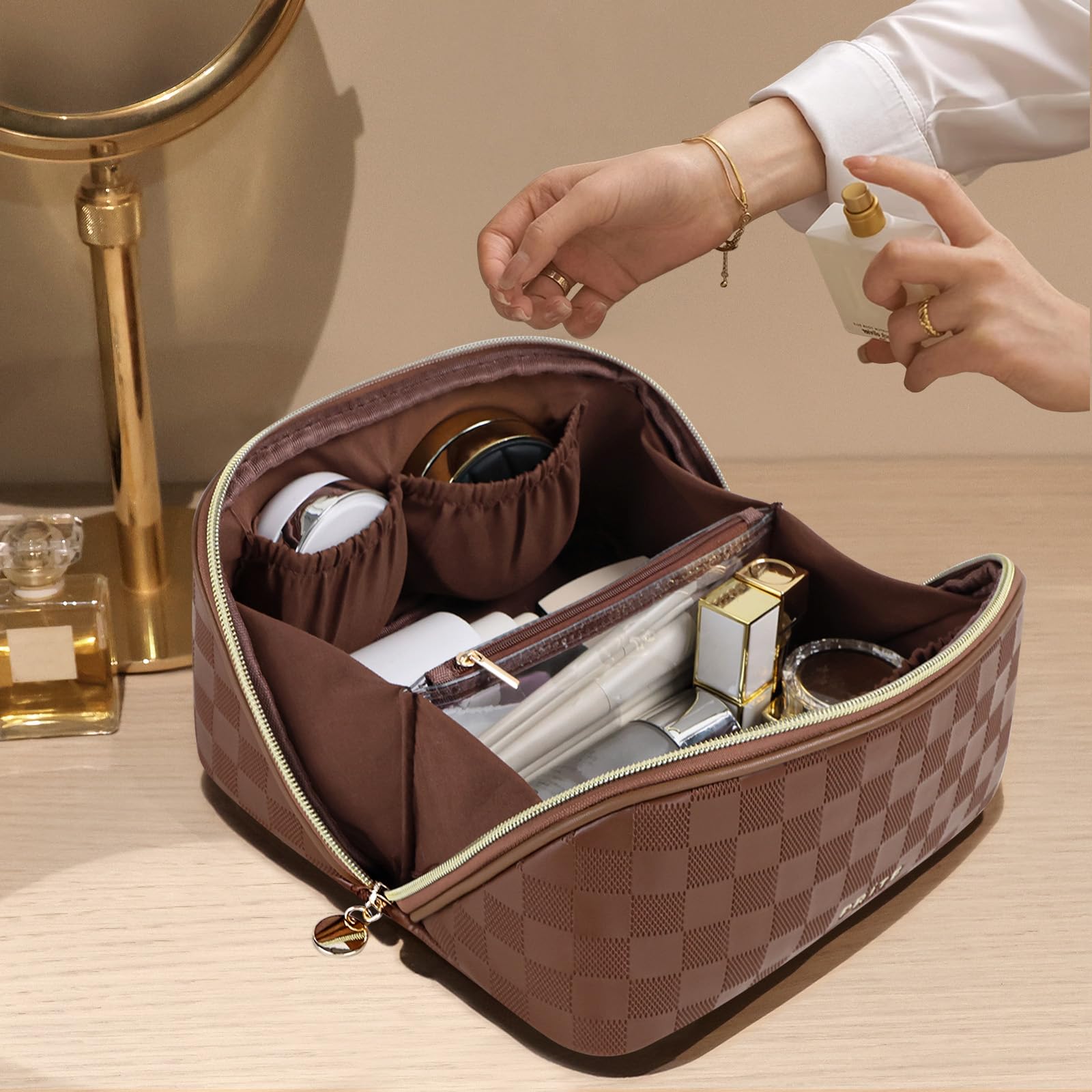 Prite bolso maquillaje a cuadros marrón, material vegano fácil de limpiar.