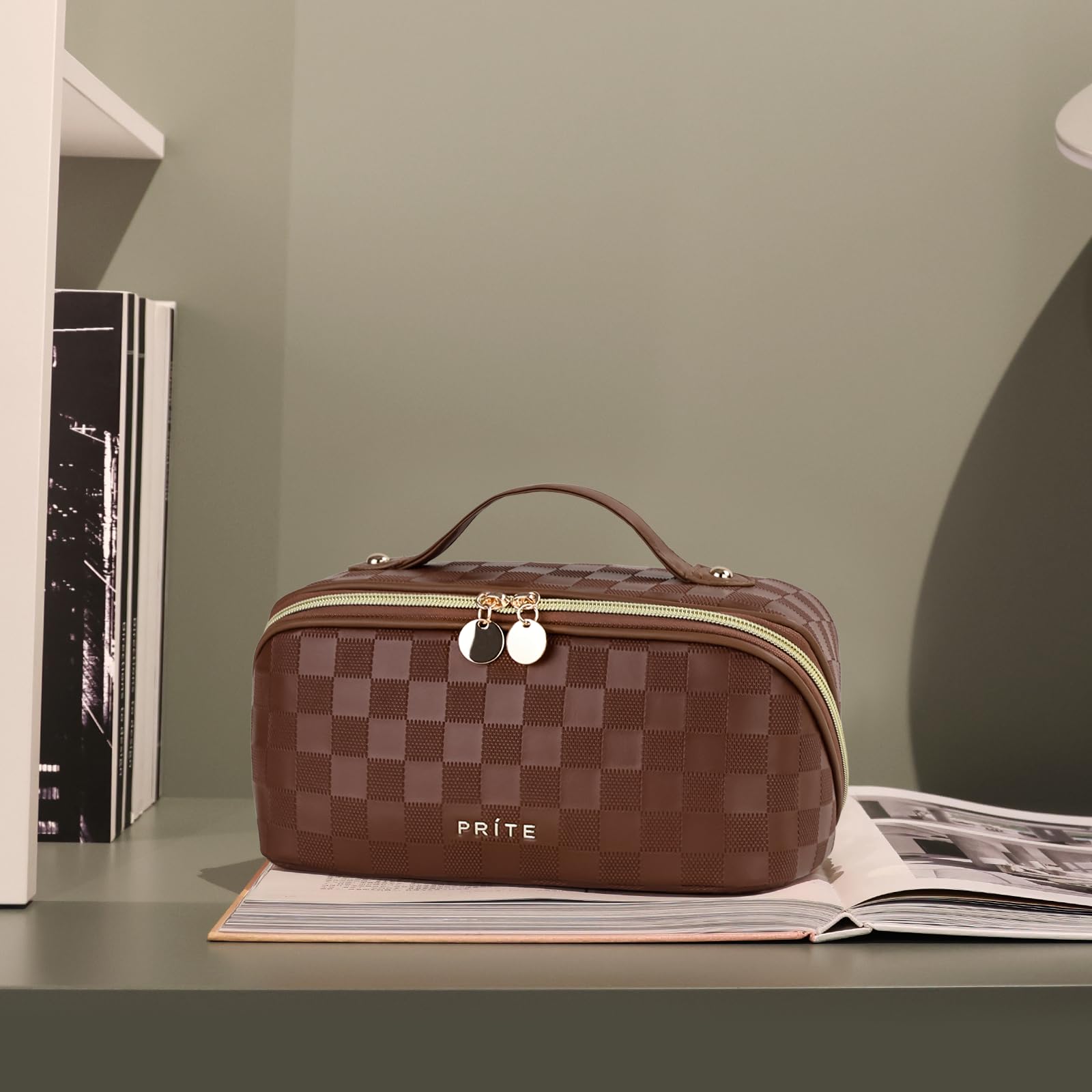 Prite bolso maquillaje a cuadros marrón, práctico para uso diario y viajes cortos.