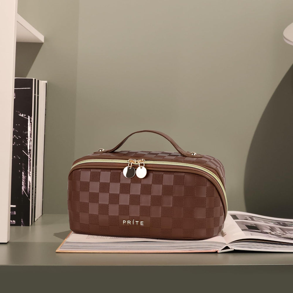 Prite bolso maquillaje a cuadros marrón, práctico para uso diario y viajes cortos.
