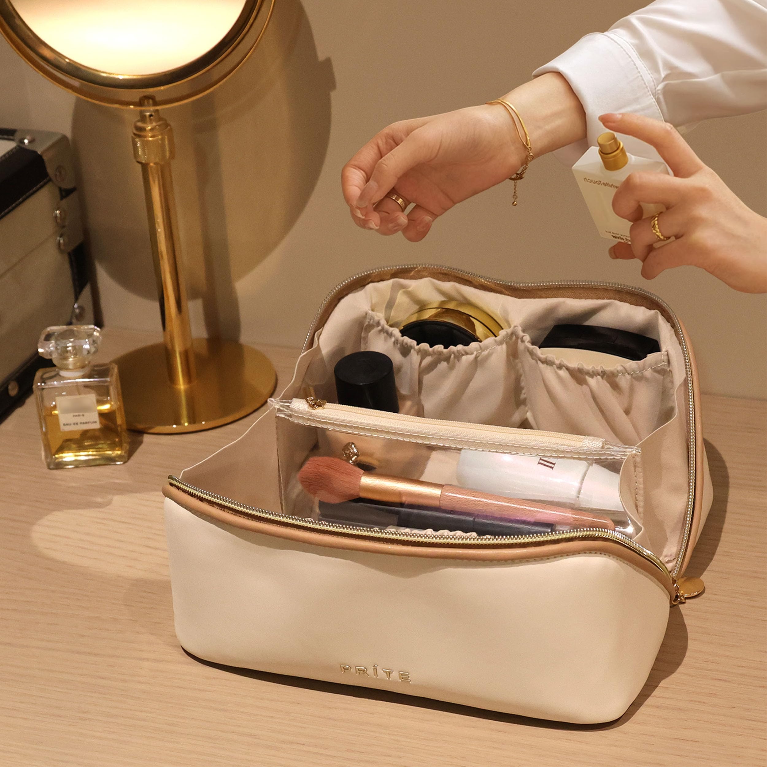 Prite bolso maquillaje beige elegante y práctico para tocador.