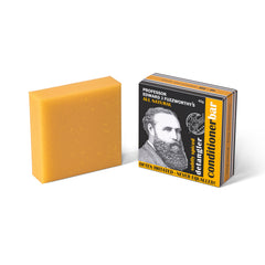 Aplicación de la barra Professor Fuzzworthy en barba y cabello, para suavizar y desenredar.