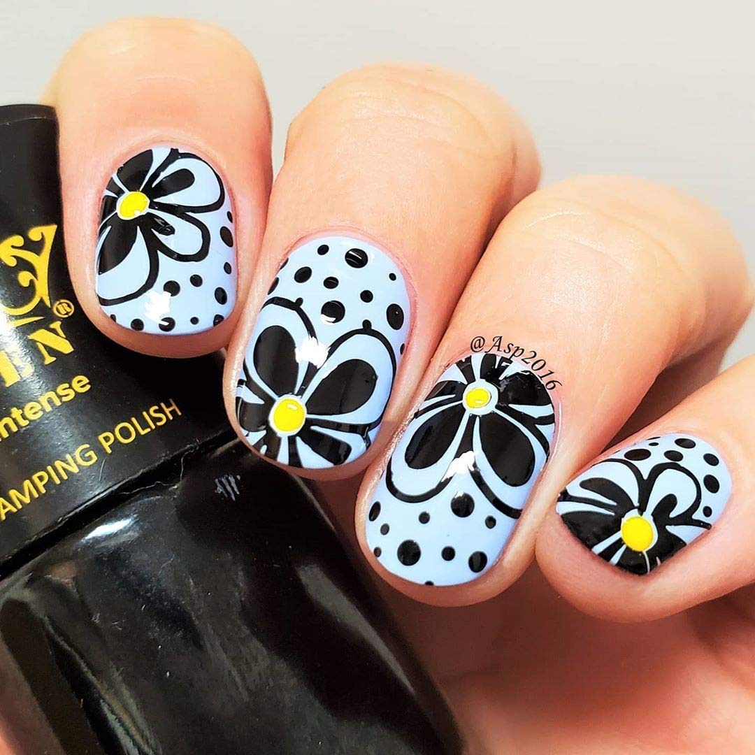 PUEEN MUST HAVE: aplicación suave en uñas, acabado uniforme.