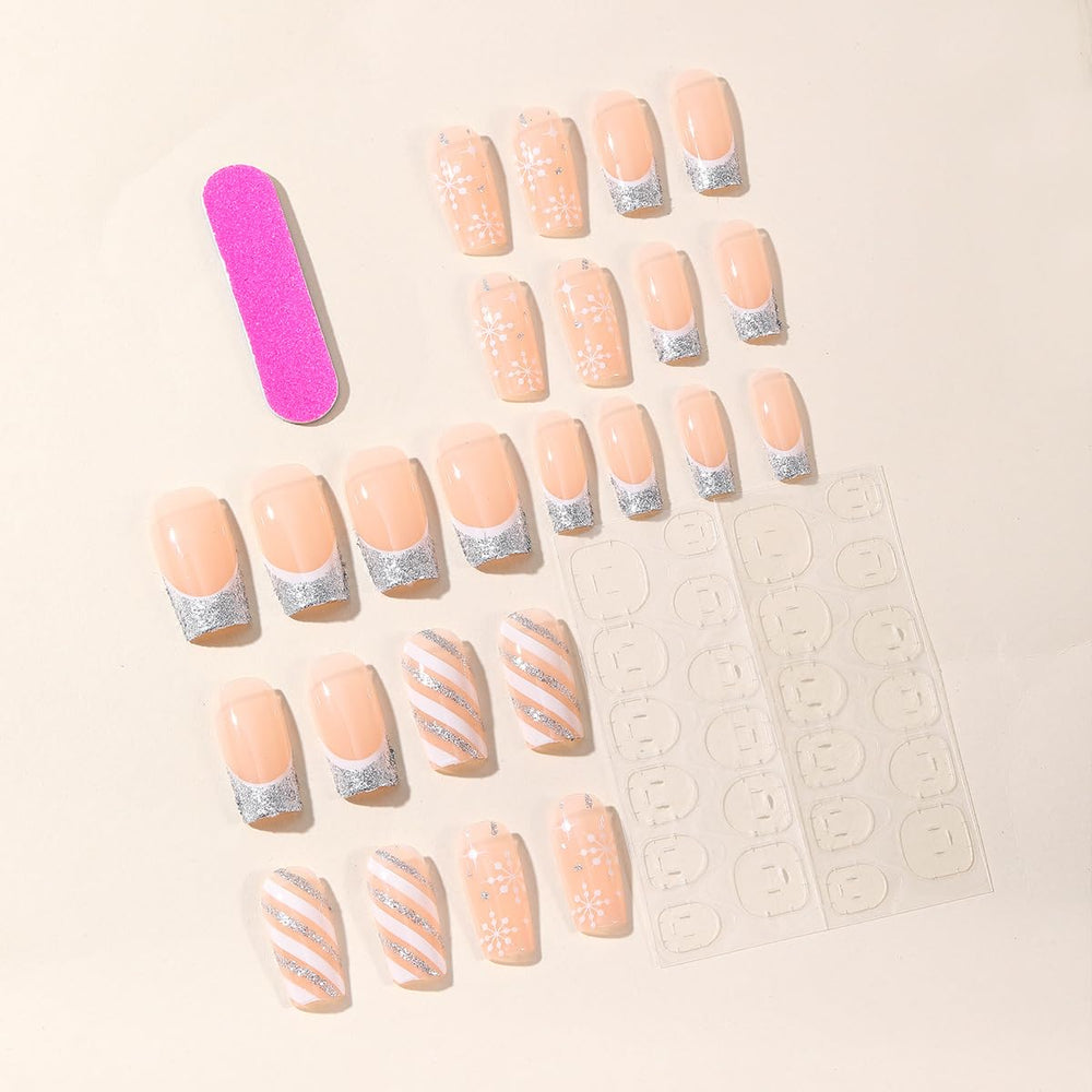 Uñas Puyokinm con diseño francés plata para un toque elegante