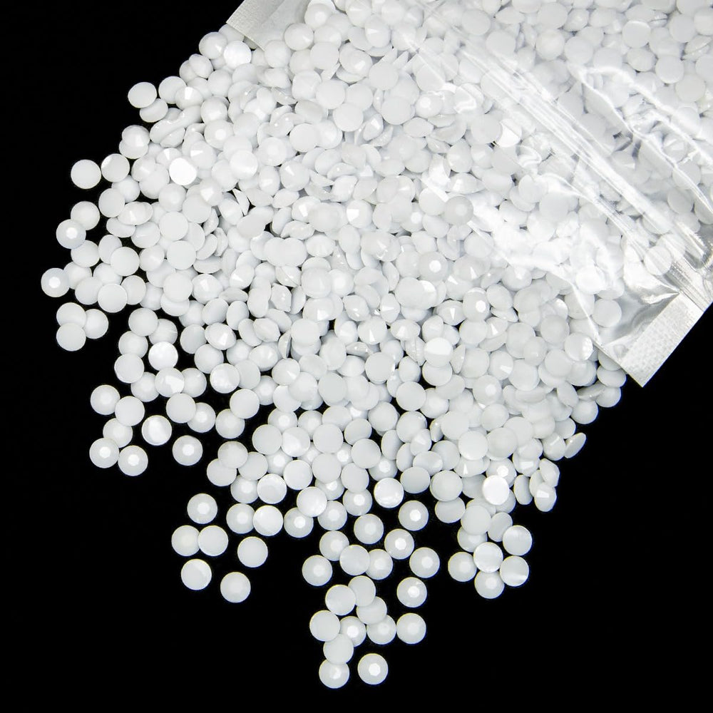 Piedras de resina blancas qiipii para uñas, brillo intenso y acabado plano.