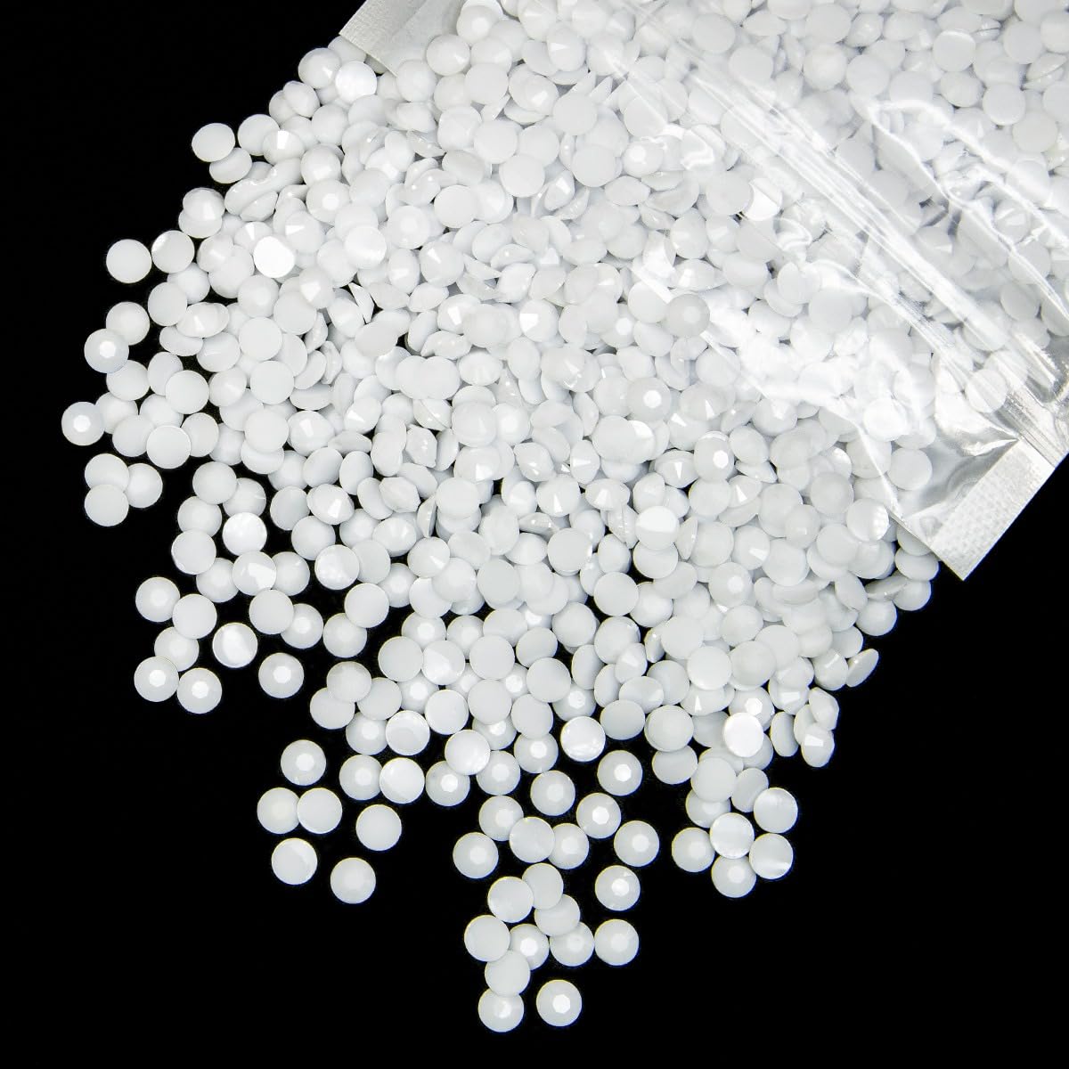 Piedras de resina blancas qiipii para uñas, brillo intenso y acabado plano.