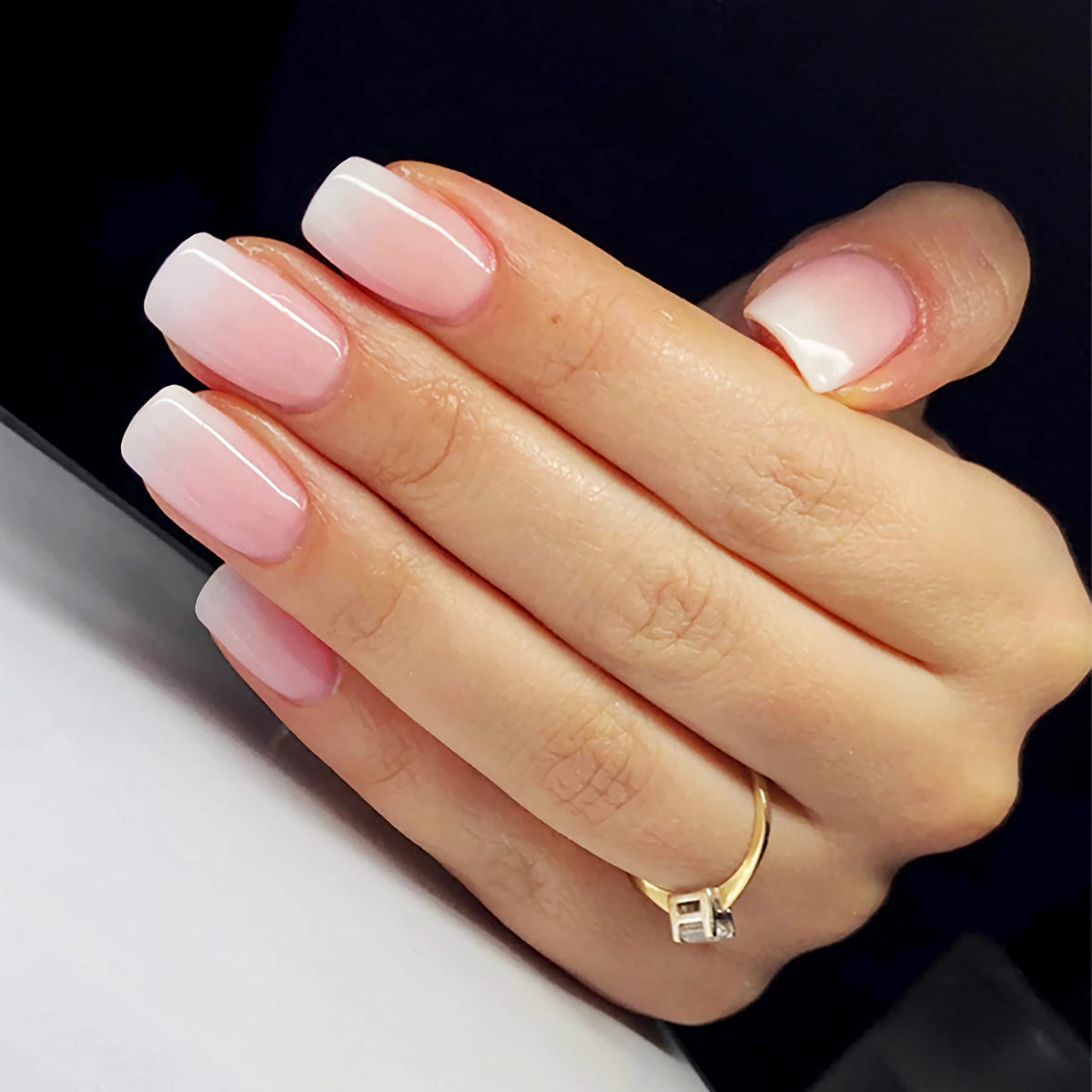 Uñas Qsnidy pegables con Frances Ombre Rosado, look elegante en casa