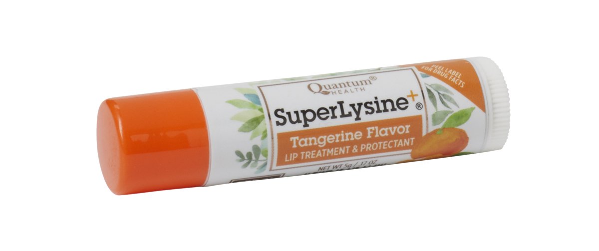 Quantum Health Super Lysine+ ColdStick aplicado en labios con sabor cítrico para hidratación.
