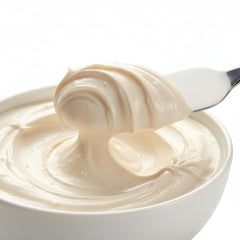 Textura suave de la crema de masaje Almendra Queen Helene para uso cómodo.