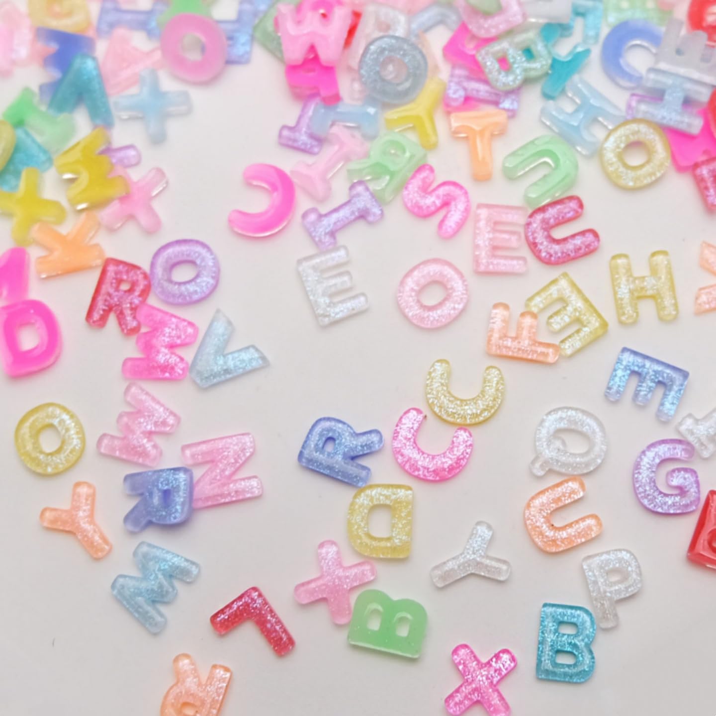Quezadyl destellos aurora en letras para uñas, creando brillo especial