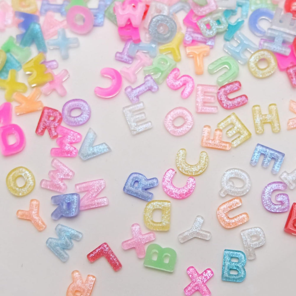 Quezadyl destellos aurora en letras para uñas, creando brillo especial