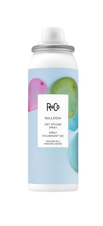 R+Co Balloon muestra volumen instantáneo y textura ligera para peinado duradero.