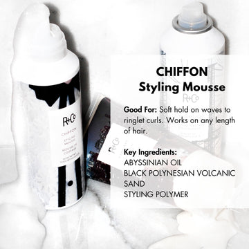 R+Co CHIFFON mousse ofrece volumen ligero y brillo natural.