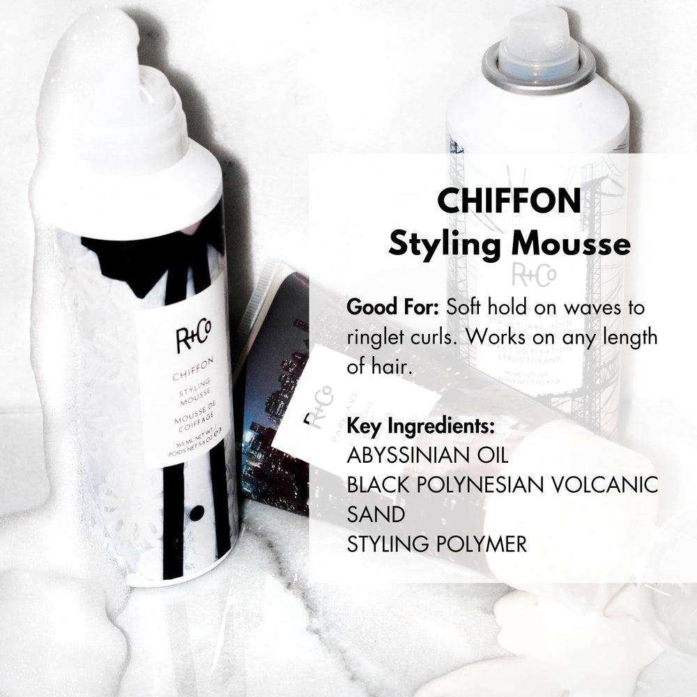R+Co CHIFFON mousse ofrece volumen ligero y brillo natural.