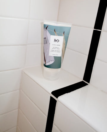 R+Co Cool Wind aplicar producto para peinados sin calor
